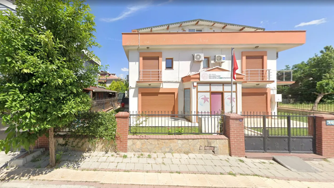 Deniz Yıldızı Bornova binası Bornova'daki Deniz Yıldızı Özel Eğitim binasının bahçe kapısı ve önden görülen cephesi